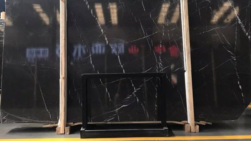 岩板台面渗色主要是由以下原因造成的：
